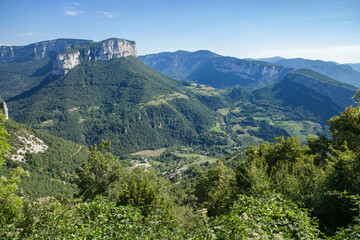 Panorama sur le plateau du Vercors et ses falaises calcaires