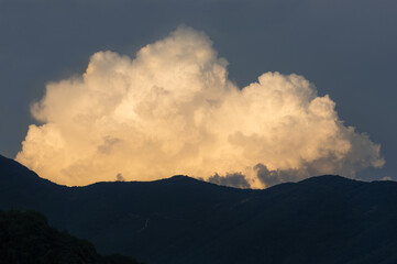 Obraz premium Cloud over a Mountain at Sunset
