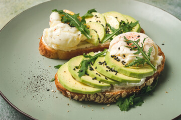 sandwich with cream cheese, sliced avocado and boiled egg, arugula, on grainy bread, homemade, breakfast, no people,