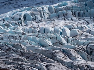 Fototapeta premium Breathtaking landscape featuring snow-capped mountains and a glacier with rocky outcroppings