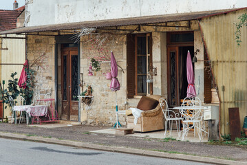 Façade d'une vieille maison. Terrasse en bord de route. Ancienne entrée d'un bistro. Vieille...