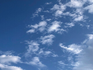 Fototapeta premium Cielo azul con nubes 