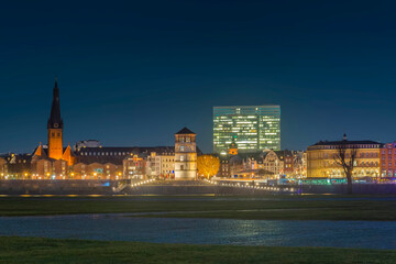 Beleuchtetes Düsseldorfer Altstadtufer mit Schlossturm zur Blauen Stunde