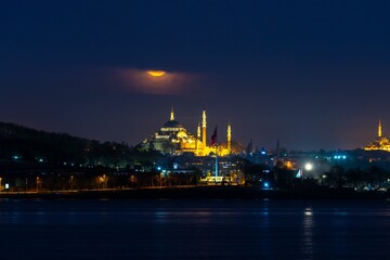 Fototapeta na wymiar Full moon over Suleymaniye Mosque in Istanbul, Turkey