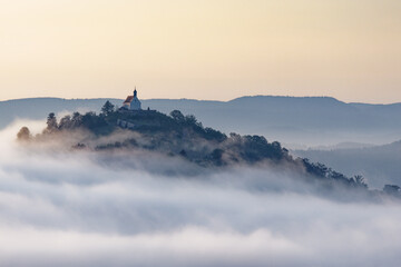 Wurmlinger Kapelle im Nebel bei Sonnenaufgang