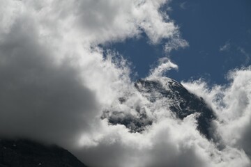 Fototapeta premium Scenic view of a snow-covered mountain range in the clouds
