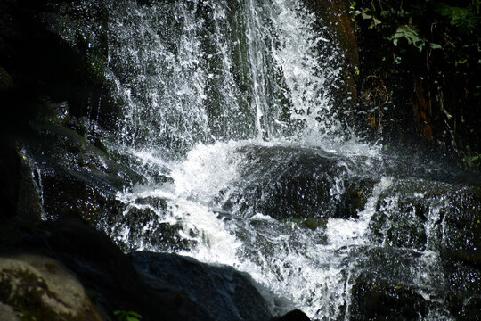 Gros plan sur l'eau s'abattant sur un rocher dans une  cascade