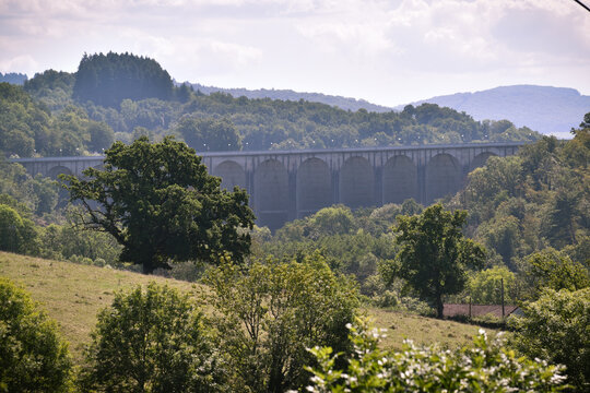 Barrage du lac de panneci&egrave;re dans le massif du morvan (france) - Immense barrage hydro&eacute;l&eacute;ctrique visible depuis toute la vall&eacute;e