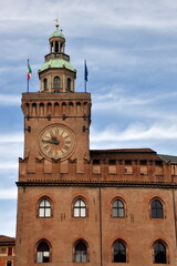 Uhrenturm auf der Piazza Maggiore in Bologna 