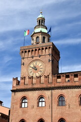 Fototapeta na wymiar Uhrenturm auf der Piazza Maggiore in Bologna 