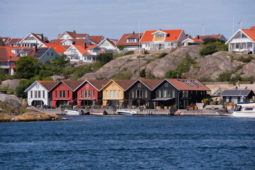 Häuserreihe am Meer in Norwegen