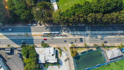 Visão aérea do trafégo de veículos no bairro da Barra Funda com vista das árvores e ruas da...