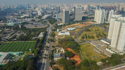Naklejka premium Visão aérea da região da Barra funda na cidade de São Paulo captada do alto por um drone. 