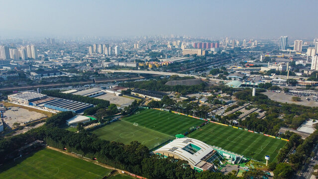 vis&atilde;o a&eacute;rea dos centros de treinamento dos times de futebol palmeiras e s&atilde;o paulo, com campos, estruturas esportivas e &aacute;reas verdes, foto feita em s&atilde;o paulo em 01 dez 24
