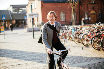 Obraz premium Middle aged caucasian man riding a bicycle and commuting to work
