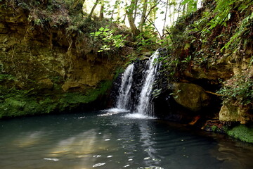 Fototapeta premium Wasserfall im Turona-Park in Bolsena
