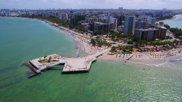 V&iacute;deo a&eacute;reo da praia de Ponta Verde em Macei&oacute;, Alagoas, Nordeste do Brasil, v&iacute;deo 4K