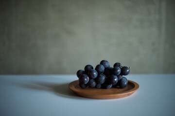 木の皿に置いた1房の巨峰