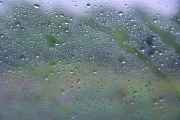 Gotas de lluvia en la ventana en un cristal Vista desde el interior en un día triste y lluvioso 