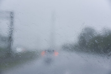 Gotas de lluvia en la ventana en un cristal Vista desde el interior en un día triste y lluvioso 