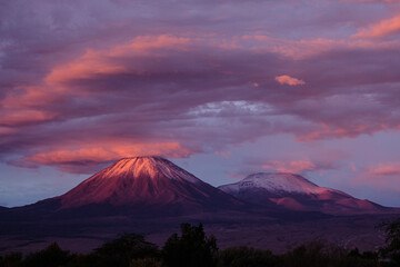 Cordilheira majestosa das Américas com o icônico vulcão Licancabur, misturando beleza e...