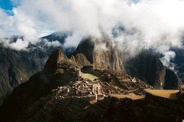 Antiga cidade inca nas montanhas, Machu Picchu cativa com sua arquitetura única e beleza mística, testemunha da grandeza da civilização perdida. © bruno