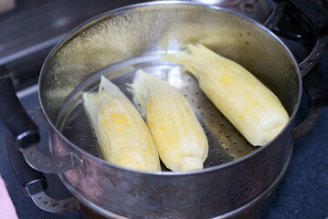 蒸すトウモロコシのイメージ