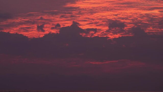 새벽 아침 붉게 물든 구름과 바다