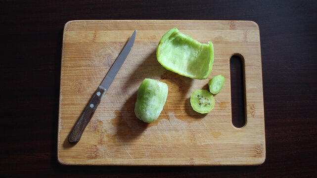 Fruta nativa de M&eacute;xico. Tuna verde reci&eacute;n cortada con cascara y cuchillo a los lados. 