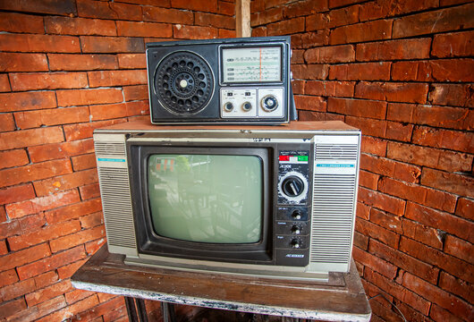 Old model televisions and radios that have a unique design, use analog technology. Currently, it is widely used as a display to reminisce about the past.