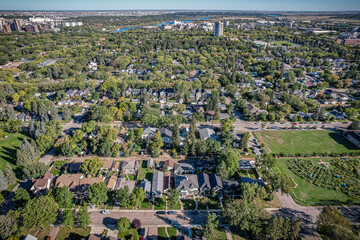 Obraz premium Aerial Ambiance: Grosvenor Park, Saskatoon, Saskatchewan Revealed