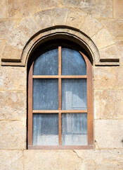 Fototapeta na wymiar Beautiful architecture of old windows in brick houses.