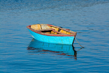 Barca de remos en el mar