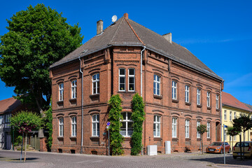 Schön renoviertes Eckhaus in der denkmalgeschützten Altstadt von Gransee - Graffiti-Schmierereien...