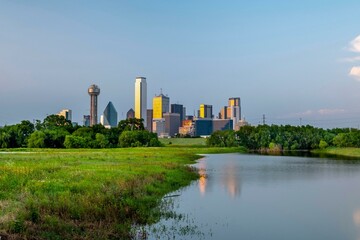 Fototapeta na wymiar Springtime Serenity: 4K Image of Dallas, Texas, Viewed from the Tranquil Trinity River