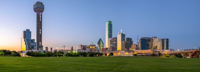 Fototapeta premium Dallas Splendor: Aerial 4K Image of Beautiful Blue Skyline and Buildings in Dallas Texas