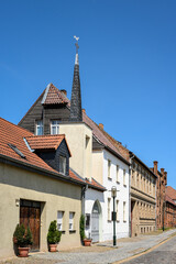 Straßenfront der katholischen Kirche 