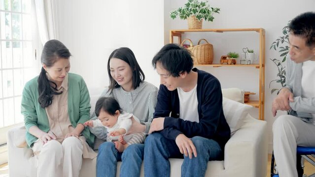 笑顔の赤ちゃんと三世代家族