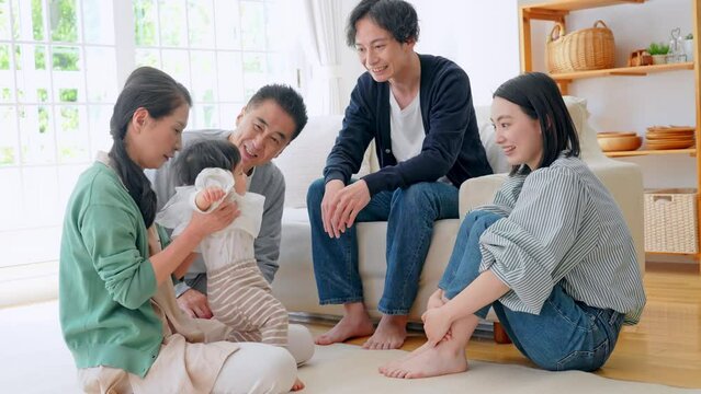 笑顔の赤ちゃんと三世代家族