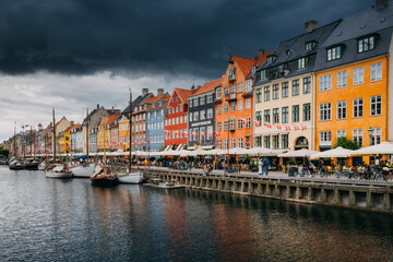 Fototapeta na wymiar Nyhavn in Copenhagen on a summer afternoon. The colorful facades of the houses create an amazing atmosphere.