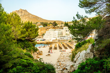 Fototapeta na wymiar Urlaubsstimmung in der Bucht von Cala Sant Vicenç auf der wunderschönen Balearen Insel Mallorca - Spanien