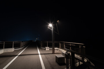 夜の暗い道