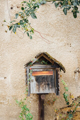 vieille boîte aux lettres en bois. Ancienne boîte postale abandonnée. Désert rural. Abandon de...