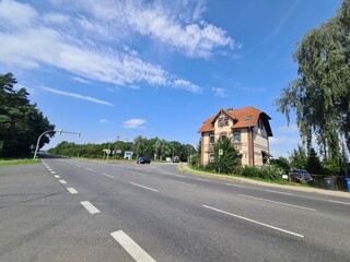 Fototapeta na wymiar Hauptstrasse mit Blick auf den Bahnhof in Martensdorf