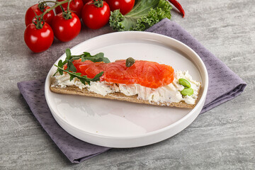 Crispy bread with salmon and cream cheese