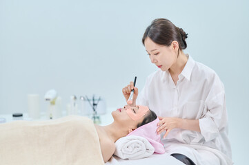 아시아 한국의 젊은 여성이 스파 또는 피부관리전문점 또는 피부과...