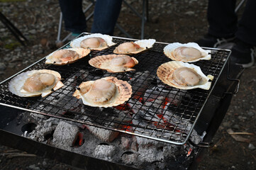キャンプ場でハマグリの網焼き