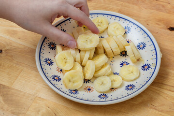Banany na talerzyku pokrojone w plasterki, talarki 