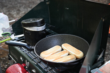 キャンプ場で朝にガスコンロでパンを焼く