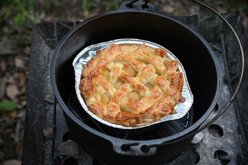 キャンプ場でダッチオーブンを使って焼き上げたアップルパイ